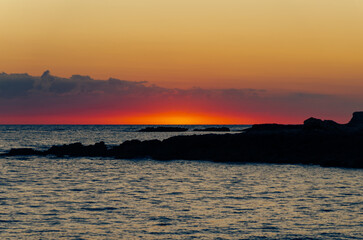 puesta de sol en la costa 