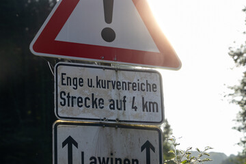 Verkehrszeichen warnt vor enger und kurviger Strecke