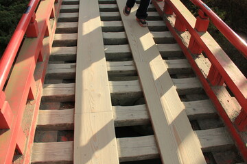踏み板の隙間が大きい木造橋