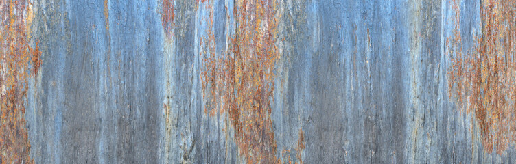 Textur einer alten Metallplatte in blau, grau und rostfarben in Panorama Nahaufnahme 