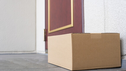 置き配イメージ｜玄関前に置かれた荷物・contactless delivery