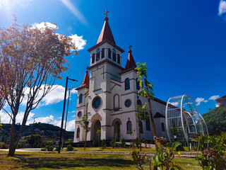 igreja católica,  matriz, dia ensolarado na praça