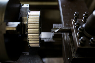 Cutting the inner diameter with a lathe
