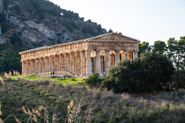 Fototapeta na wymiar View of the temple of Segesta, practically intact except for the roof.
