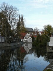 Obraz premium Panorama mit Häusern und Kirche am Grossen Teich in Soest / Sauerland
