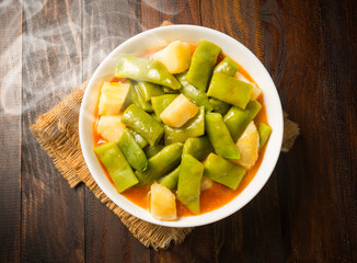 Fréjoles con patatas