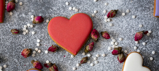Obraz premium beautiful cookie hearts, strewn with a tea rose. St. Valentines Day
