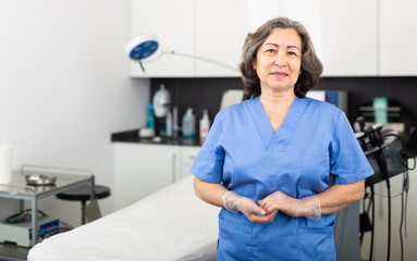 Obraz premium Positive nurse invites the patient to the procedure in esthetic clinic