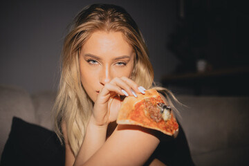 Piękna Kobieta Blondynka jedząca Pizzę.  - obrazy, fototapety, plakaty
