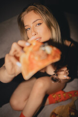 Piękna Kobieta Blondynka jedząca Pizzę. 