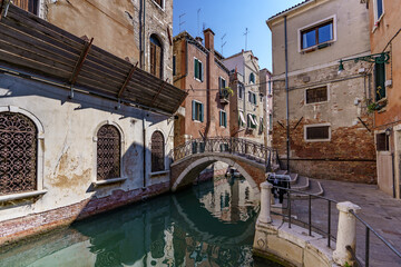 Fototapeta na wymiar A view of the narrow Venetian water channels winding tightly between the buildings