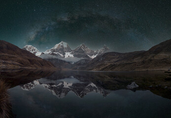 Panorámica de noche reflejado de la Vía Láctea y estrellas en la laguna Carhuacocha en la cordillera de Huayhuash © Johan