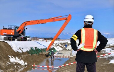 Fototapeta premium 河川工事を指揮する現場監督