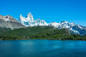 Obraz premium View of the beautiful Fitz Roy Mountain from Laguna Capri (Lake Capri) - El Chaltén, Argentina