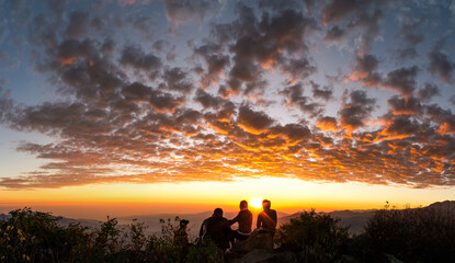 Observando el atardecer desde los andes peruano en Rupac Huaral Perú.