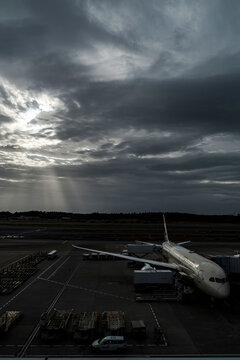 Etihad Airways　エティハド航空の旅客機と薄明光線