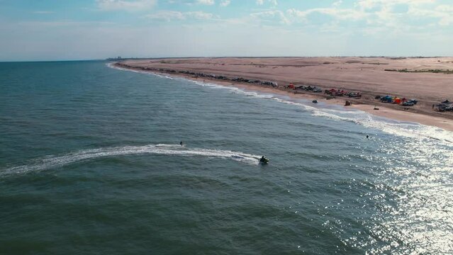 Wakeboard con motos acu&aacute;ticas en el mar argentino un d&iacute;a de verano soleado