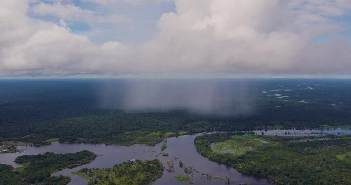 chuva chegando na floresta amazonica drone