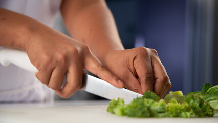 Preparando ensalada en cocina orgánica de Oaxaca
