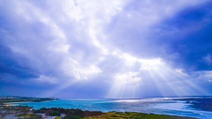 海に差し込む光