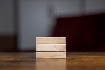 3 planchettes de bois blanc posées les unes sur les autres
