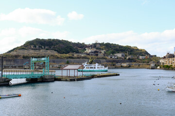 Fototapeta na wymiar 池島と本土を結ぶフェリー船