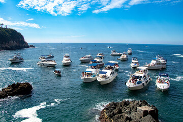boats in the harbor / botes en Acapulco
