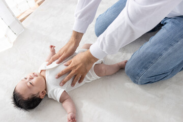 赤ちゃんをあやす男性の手（0歳2ヶ月・日本人・男の子）