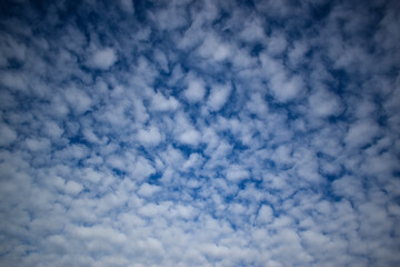 Nubes en cielo azul