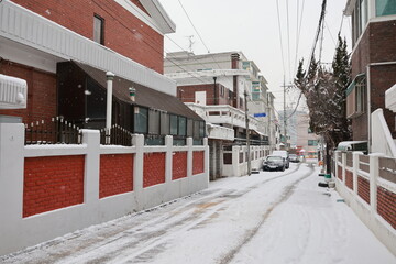 눈 내리는 한국의 주택가 재개발 전의 모습