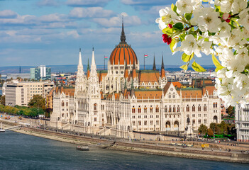 Fototapeta na wymiar Hungarian parliament building and Danube river in spring, Budapest, Hungary