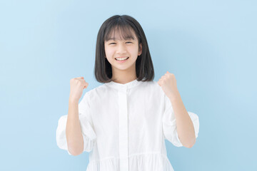 ガッツポーズ・女の子・ブルーバック