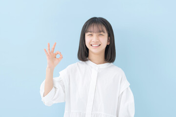 OK・女の子・ブルーバック