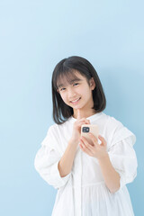 スマートフォン・女の子・ブルーバック