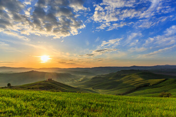 Obraz premium Sunrise in Tuscan with rolling rural landscape