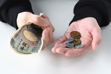 お金の悩みを抱える男性の手元