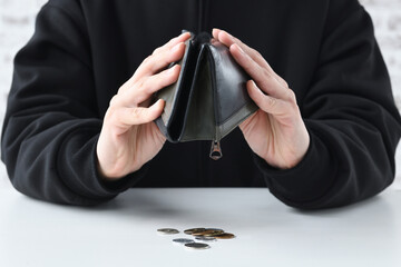 財布をひっくり返す男性－金欠イメージ