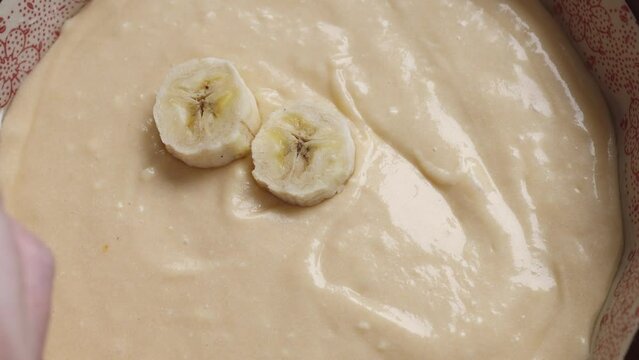 cook cuca de banana. Spread the banana on the dough in a baking dish