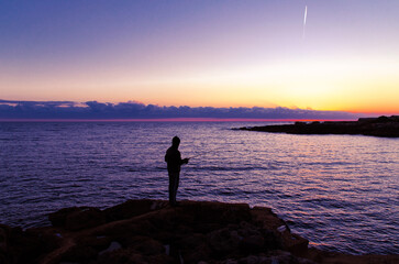 Chico pescando al atardecer 