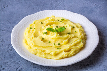 Serving of creamy mashed potato made from boiled potatoes. Turkish name; patates puresi
