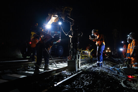 Ouvrier sur chantier de train
