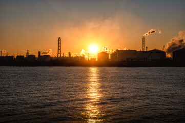 茨城県鹿嶋市　港公園の工場群と朝陽