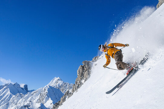 Freeriding am Hafelekar bei Innsbruck - Freerider im Telemark-Stil bef&auml;hrt gekonnt einen steilen Hang in Tirol