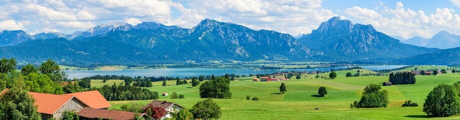 Idyllischer Ausblick in die Region Füssen, den Forggensee und den ostallgäuer Alpenrand im Sommer