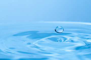 美しい水滴のアクション