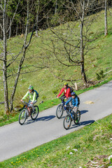 Raus in die frühlingshafte Natur im Oberallgäu, Radtour mit der Familie nahe Oberstdorf 