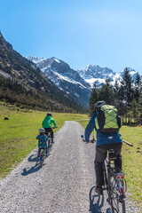 Radtour in den Allgäuer Alpen im Frühjahr, mit dem Nachwuchs an der Tandem-Stange