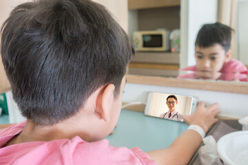 Doctor talking vdo call with patient online at home