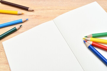 色鉛筆とノート