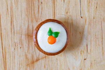 Small round tartlet with lemon and tangerine.